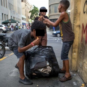 길에서 쓰레기를 뒤져 음식을 먹고 있는 베네수엘라 어린이들. (사진=마두라다스/서울신문 캡쳐)