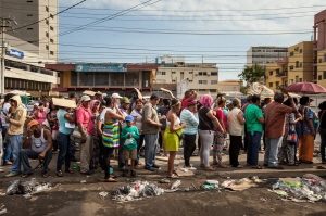 ▶음식을 사려고 긴 줄을 선 베네수엘라인들의 모습(출처:월스트리트저널 캡처)