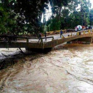 폭우로 인해 다리가 파괴된 모습(출처:UPI 캡처)