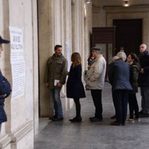 이탈리아에서 국민들이 푸표를 위해 줄을 서서 차례를 기다리고 있다.